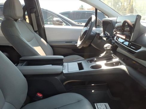Used 2025 Toyota Sienna XLE image 10