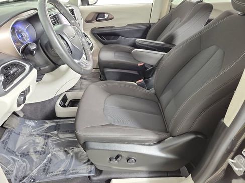 Used 2023 Chrysler Voyager LX FWD image 19
