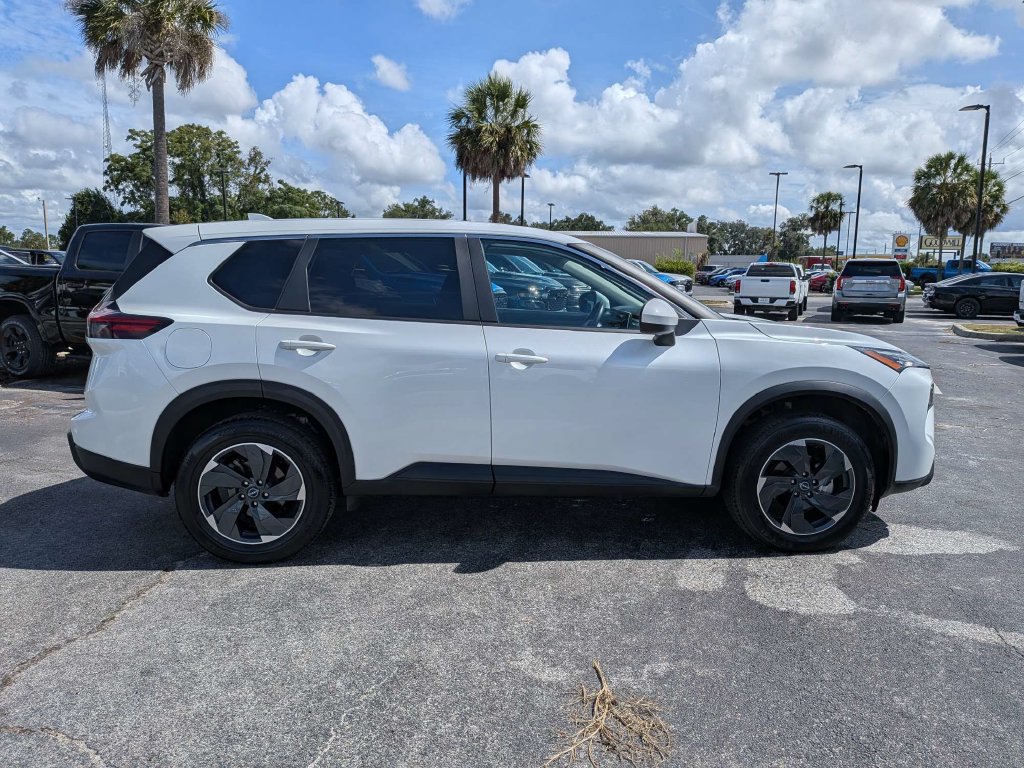 Used 2024 Nissan Rogue SV AWD/4WD image 2