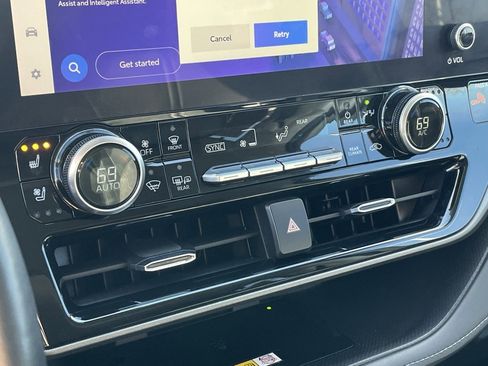 Used 2023 Toyota Highlander Limited image 18