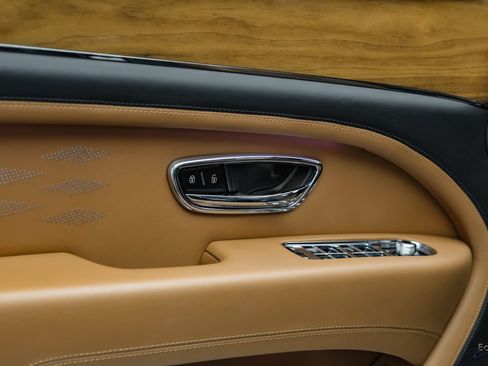 Used 2023 Bentley Bentayga Extended Wheelbase AWD/4WD image 89