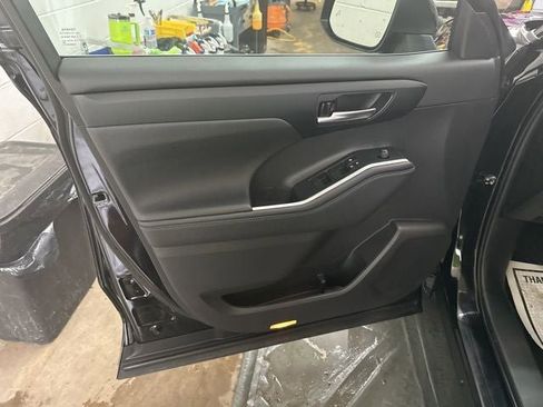 Used 2023 Toyota Highlander XLE FWD image 8