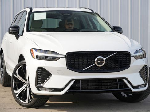 Used 2023 Volvo XC60 B5 Ultimate w/ Protection Package Premier image 4