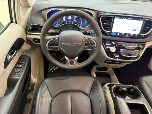 Used 2024 Chrysler Pacifica Touring-L FWD image 26