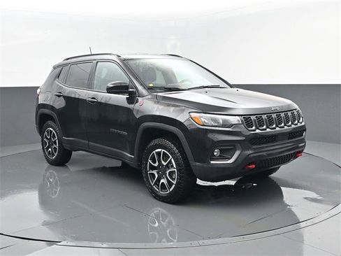 Used 2024 Jeep Compass Trailhawk image 3
