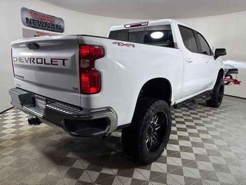 Used 2022 Chevrolet Silverado 1500 LT w/ Convenience Package II AWD/4WD image 3