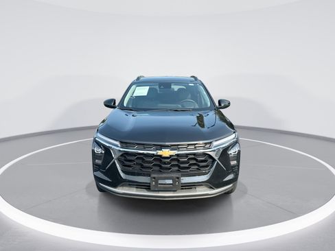 Used 2025 Chevrolet Trax LT w/ LT Convenience Package FWD image 3