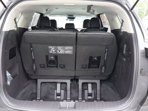 Used 2025 Kia Carnival FWD image 4
