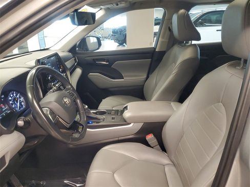 Used 2021 Toyota Highlander XLE image 16