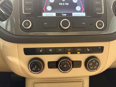 Used 2013 Volkswagen Tiguan SE image 14