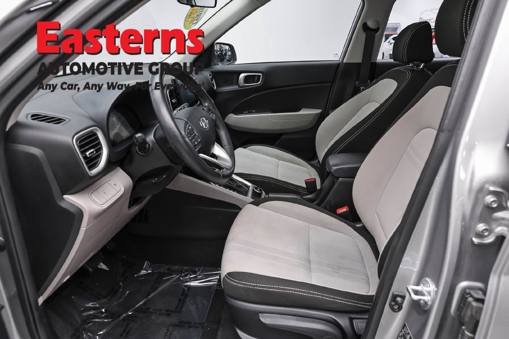 Used 2023 Hyundai Venue SEL FWD image 16