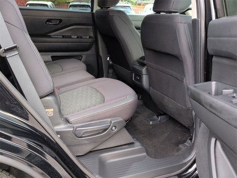 Used 2024 Nissan Pathfinder S image 18