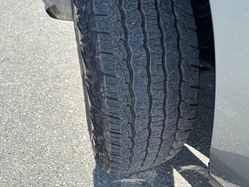 Used 2025 Chevrolet Suburban Z71 image 34