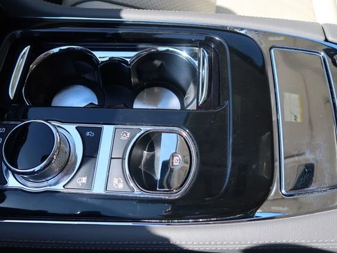 Used 2017 Jaguar XJ R-Sport image 30