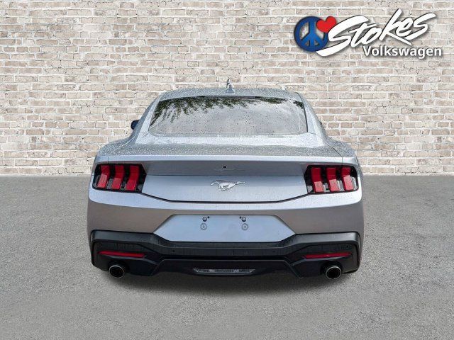 Used 2025 Ford Mustang Coupe RWD image 5