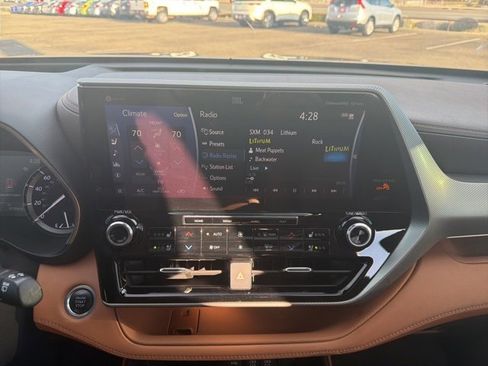 Used 2020 Toyota Highlander Platinum image 19