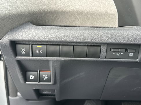 Used 2022 Toyota Sienna XLE image 20