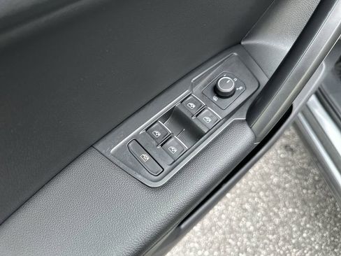 Used 2021 Volkswagen Tiguan SE w/ Panoramic Sunroof Package image 19
