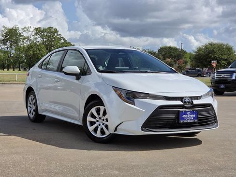 Used 2026 Toyota Corolla LE FWD image 2