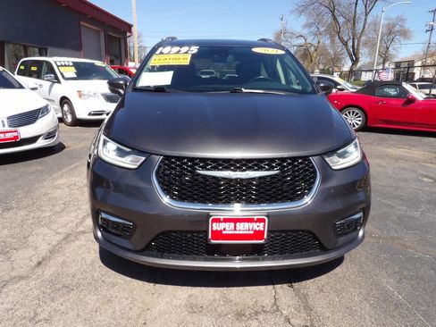 Used 2021 Chrysler Pacifica Touring-L FWD image 2