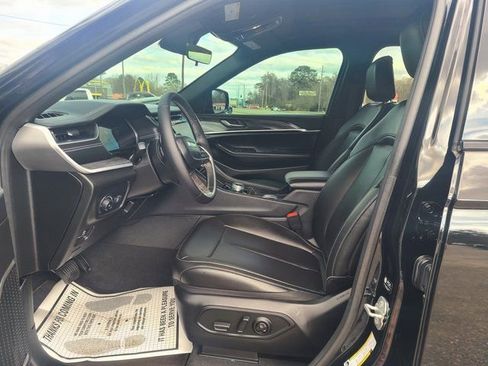 Used 2025 Jeep Grand Cherokee Limited image 3