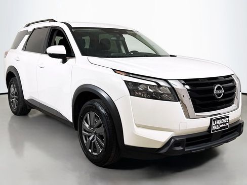 Used 2025 Nissan Pathfinder SV FWD image 3