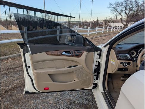 Used 2013 Mercedes-Benz CLS 550 4MATIC w/ Premium I Pkg image 9