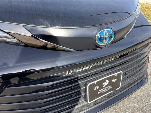 Used 2024 Toyota Sienna XSE image 9