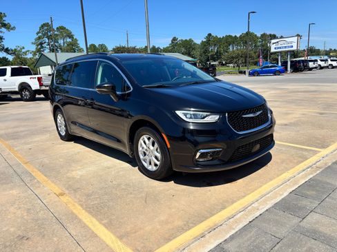 Used 2022 Chrysler Pacifica Touring-L w/ Uconnect Theater Family Group image 3