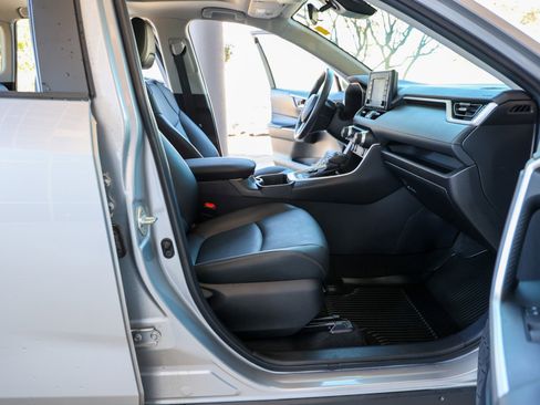 Used 2022 Toyota RAV4 XLE Premium image 30