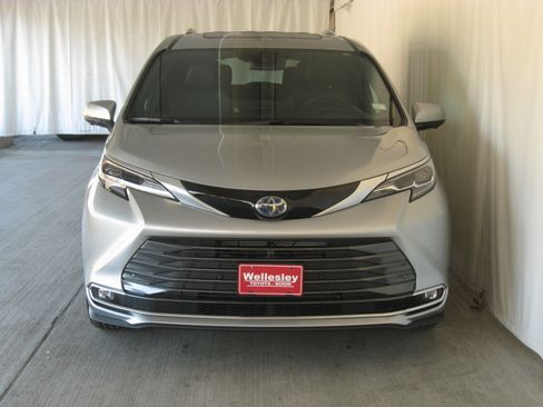 Used 2025 Toyota Sienna Platinum image 7