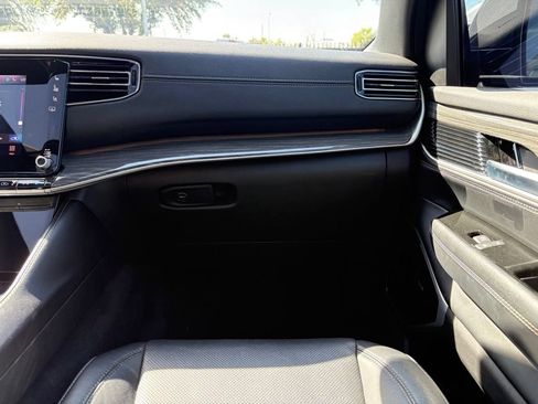 Used 2022 Jeep Wagoneer Series III w/ Premium Group I AWD/4WD image 8