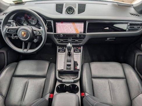 Certified 2024 Porsche Macan image 6