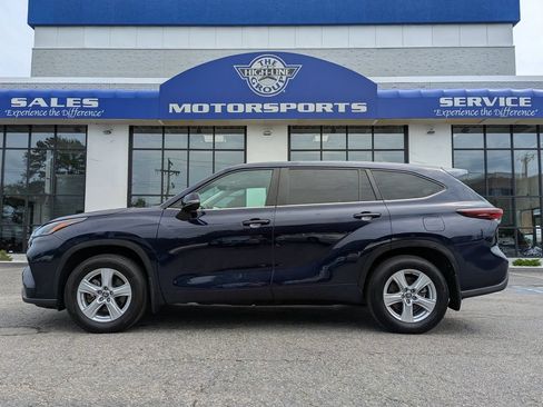 Used 2024 Toyota Highlander LE AWD/4WD image 1