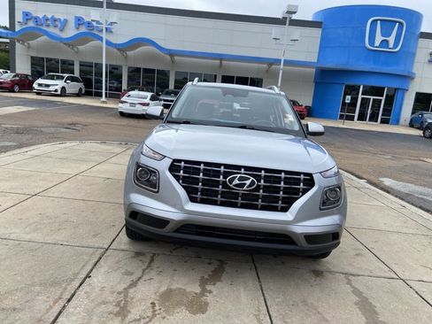 Used 2025 Hyundai Venue SEL FWD image 3