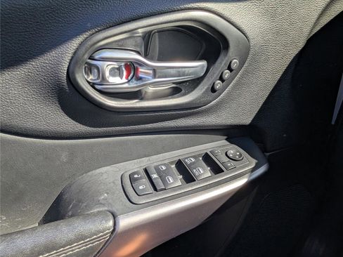 Used 2022 Jeep Cherokee Limited image 18