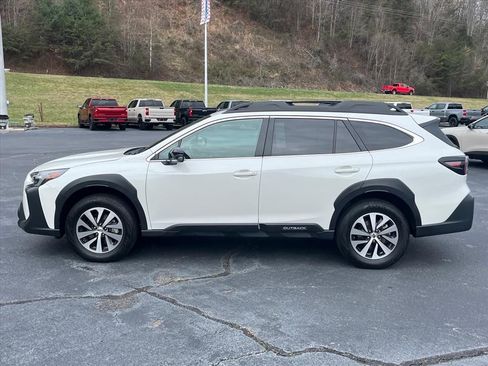 Used 2025 Subaru Outback Premium image 2