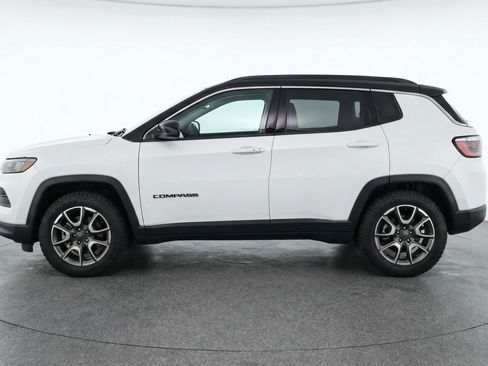 Used 2025 Jeep Compass Trailhawk image 5