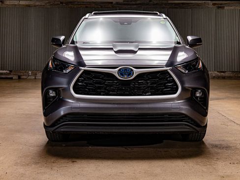 Used 2023 Toyota Highlander XLE image 2