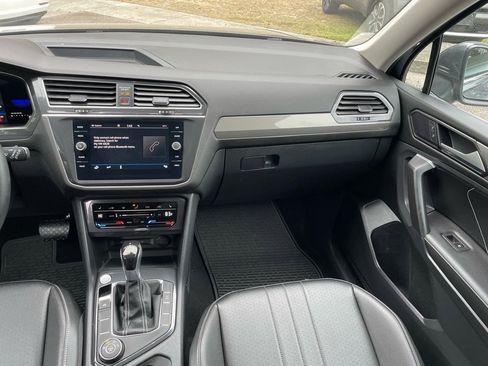 Used 2022 Volkswagen Tiguan SE w/ Panoramic Sunroof Package image 12