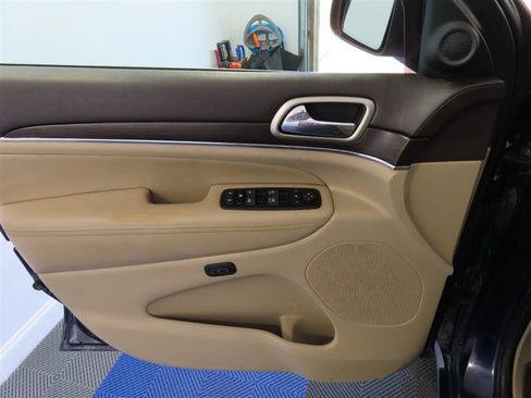 Used 2017 Jeep Grand Cherokee Overland AWD/4WD image 16