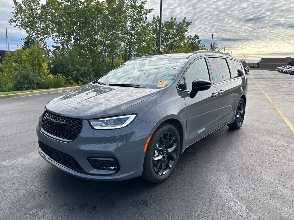 Used 2025 Chrysler Pacifica Limited FWD image 7