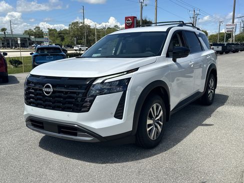 New 2026 Nissan Pathfinder SL FWD image 3