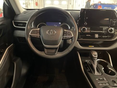 Certified 2023 Toyota Highlander XLE image 13
