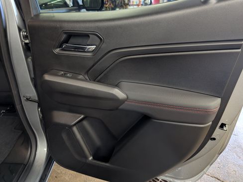 Used 2025 Chevrolet Colorado Z71 w/ Technology Package AWD/4WD image 9