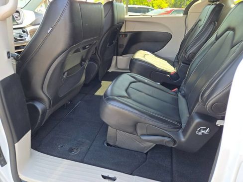 Certified 2024 Chrysler Pacifica Touring-L FWD image 22