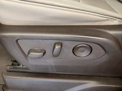 Used 2023 GMC Yukon XL SLT w/ SLT Premium Package image 18