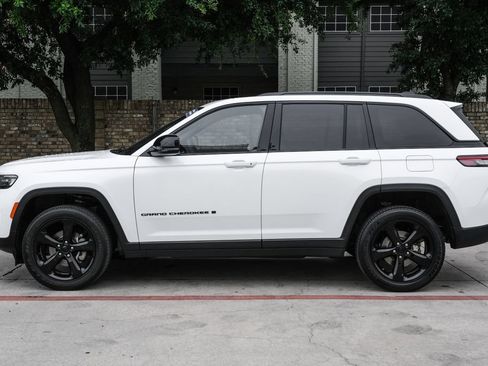 Used 2023 Jeep Grand Cherokee Altitude AWD/4WD image 20