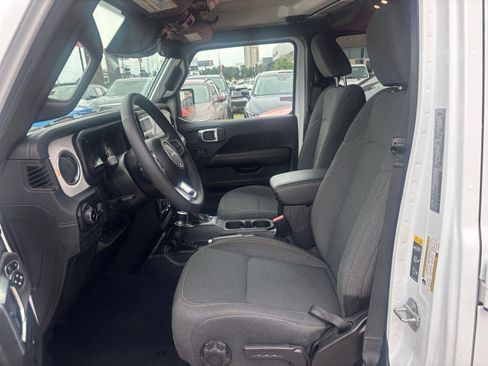 Used 2025 Jeep Wrangler Unlimited Sahara AWD/4WD image 25