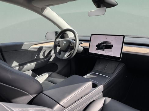 Used 2024 Tesla Model Y Long Range image 28